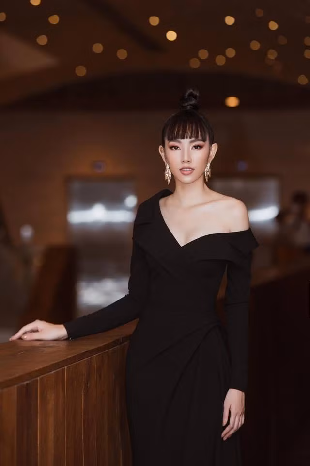 Chiếc váy trễ vai màu đen sang chảnh khéo lộ làn da trắng nõn của Thùy Tiên.