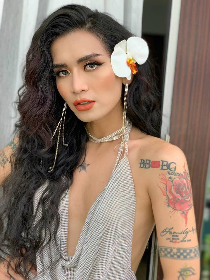 Không chỉ ăn mặc cực kỳ gợi cảm, nam diễn viên còn trang điểm cực xinh và sắc sảo.