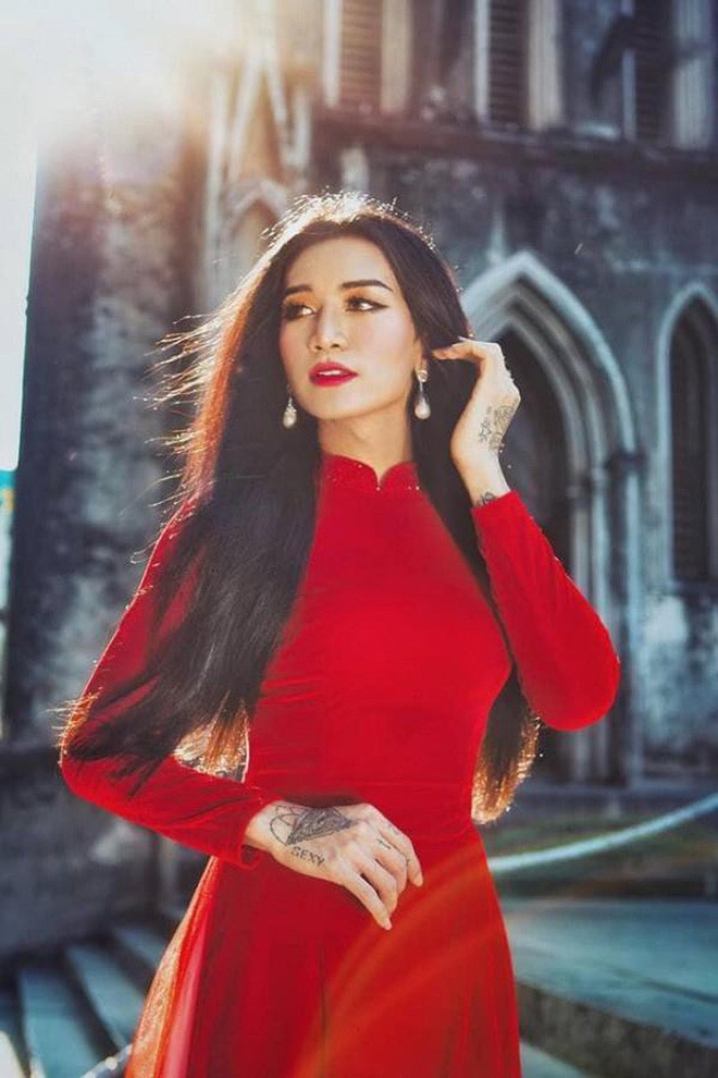 BB Trần dịu dàng, nữ tính trong tà áo dài đỏ. Ảnh: FBNV.