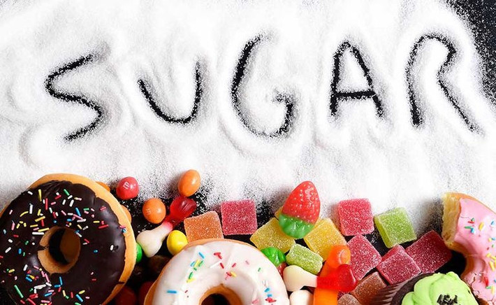 Quá nhiều đường: Đường chứa đầy fructose, việc tiêu thụ quá nhiều đường thúc đẩy sự hình thành axit uric, làm tăng nguy cơ mắc bệnh tim mạch. Các bệnh này ảnh hưởng trực tiếp đến chức năng thận cũng như sức khỏe hệ tim mạch.