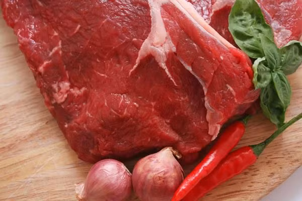 Ăn quá nhiều thịt đỏ: Ăn các loại đồ ăn có lượng protein từ động vật như thịt đỏ rất dễ làm thận bị tổn thương. Thực tế cho thấy: Nếu nạp quá nhiều protein sẽ gây ra những vấn đề về thận, hoặc có thể làm bệnh thận trở nên trầm trọng hơn.