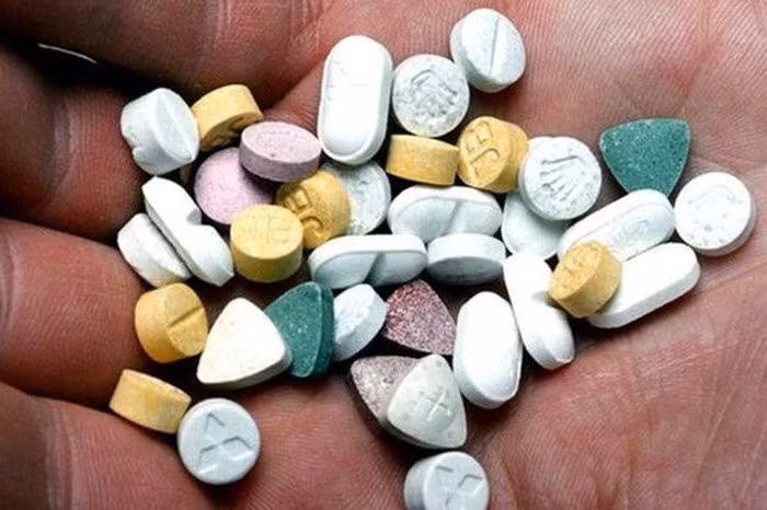 Thuốc lắc được dùng nhiều trong quán bar. Việc "cắn" lắc sẽ khiến người sử dụng có thể chịu đựng được âm thanh cường độ lớn của quán bar mà nhiều người khác không thể chịu nổi. Khi sử dụng lâu ngày, người dùng cũng sẽ bị loạn thần với ảo thanh dai dẳng và hoang tưởng.