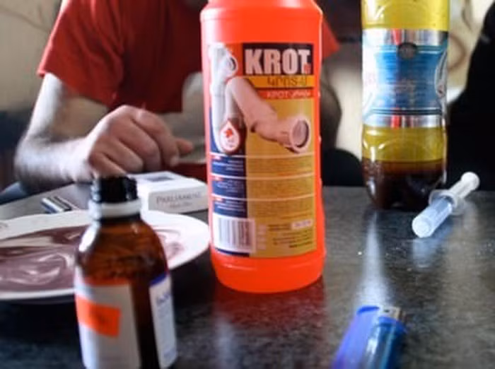 Desomoprhine, còn gọi là Krokodil, một chất dẫn xuất của morphine. Những người nghiện krokodil sẽ phải đối mặt với tác hại cực kỳ khủng khiếp của loại ma túy này trong thời gian rất ngắn. Krokodil gây hại trên các mô mềm như da, bắt đầu từ những vảy tróc như cá sấu sau đó là lở loét, hoại tử và thối rữa chân, tay.