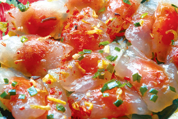 Bánh được luộc chín và tráng ít dầu để không bị dính. Khi cắn vào, miếng bánh dai dai, lộ ra bên trong là con tôm bọc thịt băm, chấm vào nước mắm chua ngọt nhẹ nhàng. Bánh quai vạc quen thuộc với người dân lao động và giới học sinh sinh viên ở Mũi Né mỗi khi tan học.