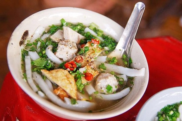 Miếng chả cá là linh hồn của bát bánh canh đơn sơ, thường gồm chả cá hấp và chả cá chiên, vị ngọt đậm, cay cay tê tê do băm chung với ớt tươi, khi cắn sẽ hơi dai dai. Nước lèo được ninh từ nhiều loại cá đánh bắt tươi sống ở vùng biển Mũi Né. Tất cả hoàn hảo, tạo thành tô bánh canh "ăn tới đâu, nhớ đời tới đó".