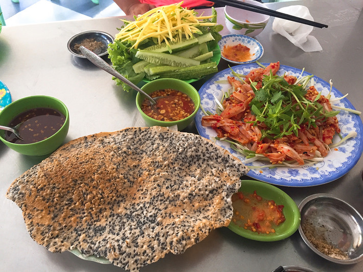 Gỏi cá mai: Vốn là một làng chài nên Mũi Né có rất nhiều món gỏi hải sản ngon. Tất cả đều được đánh bắt và làm ngay trong ngày, chỉ sau vài tiếng nên hương vị đặc biệt hơn hẳn các món sử dụng đồ đông lạnh ở thành phố. Bên cạnh món gỏi ốc giác, du khách nên thử qua món gỏi cá mai đặc trưng vùng Phan Thiết.