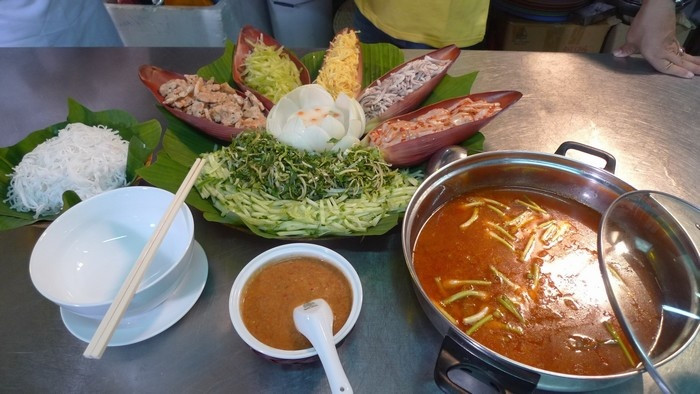 Lẩu thả ban đầu có xuất xứ từ món bún thả, được các bà các mẹ gánh đi bán khắp các ngõ hẻm vạn chài ở Phan Thiết. Món ăn gồm rất nhiều thành phần như thịt luộc, trứng rán, cá mai, xoài thái chỉ, rau sống, bắp chuối... tất cả thái nhỏ, bày đẹp mắt trong bát rồi chan nước dùng.