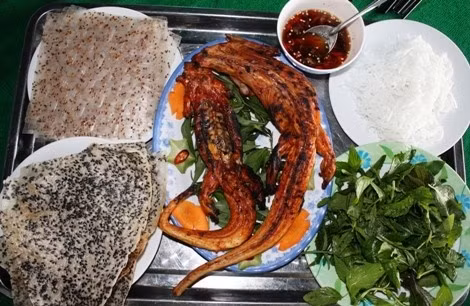 Dông được chế biến thành nhiều món ngon như chả, gỏi, chiên. Đặc biệt, chả dông là món xuất hiện trong thực đơn của hầu hết các nhà hàng ở Mũi Né. Người ta làm sạch thịt dông, băm nhuyễn sẽ được trộn với ớt bột, nấm mèo, gói như nem rồi rán nóng. Miếng chả dông giòn tan, thơm bùi, ăn kèm rau sống và chấm mắm chua ngọt. 