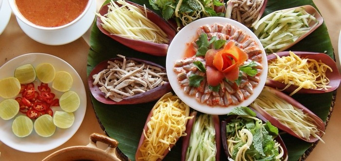 Các món ăn vùng biển thường ghi điểm bởi phần nước dùng làm từ các loại cá tươi, thêm vào đó, người ta cho thêm mía, dứa, khế, ớt để đầy đủ các vị ngọt, chua, cay hài hòa. Sau này, các nhà hàng đưa món bún thả vào thực đơn, phát triển thành món lẩu thả độc đáo, rất khác biệt so với các món lẩu của miền Nam. Món ăn có phần giống với bún thang Hà Nội nhưng nguyên liệu đặc trưng của vùng biển.