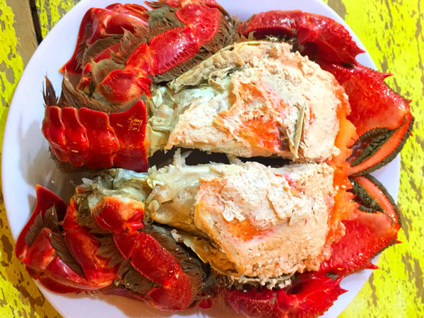 Cua huỳnh đế được phong là vua của các loại cua. Một trong những nơi có món cua huỳnh đế được đánh giá cao là vùng biển Phan Thiết. Để bắt được chúng cũng rất kỳ công.