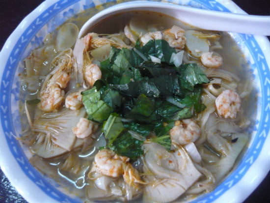 Đun nóng dầu ăn, phi hành thơm, đổ tôm vào xào chín. Đổ nước lạnh ngập mặt, thêm mắm ruốc, đun sôi. Tiếp theo thêm mít vào, đun sôi đến khi mít mềm. Nêm vào nồi nửa thìa nhỏ muối, nửa thìa nhỏ nước mắm, chút xíu hạt nêm. Đợi sôi lại bạn nêm nếm tùy theo khẩu vị của bạn. Tắt bếp, thêm lá lốt vào. Đợi nguội múc ra bát dùng làm món canh ăn với cơm. Ảnh: Internet.