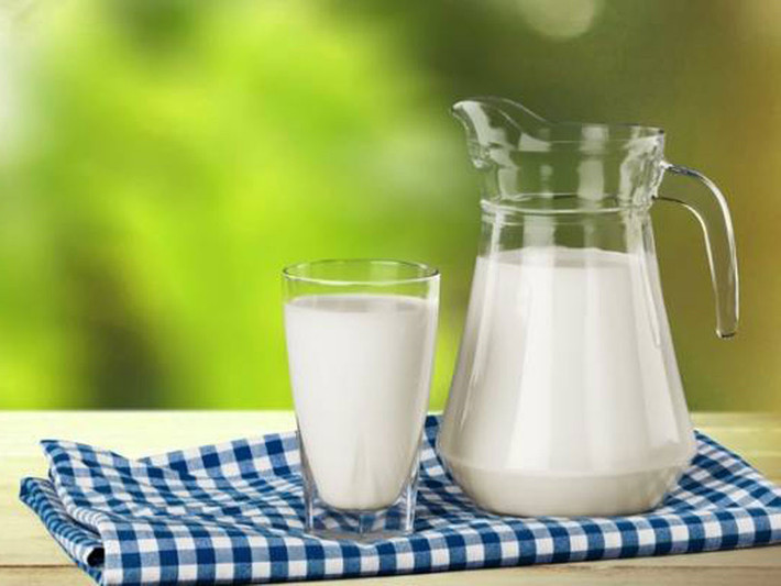 Sữa: Những người bị bệnh thận cần phải giảm tiêu thụ lượng sữa và các sản phẩm từ sữa (bao gồm sữa chua, pho mát, bơ...). Các sản phẩm này thường có nhiều phốt pho mà hàm lượng phốt pho trong cơ thể quá nhiều có thể gây suy thận, đau tim và những bệnh liên quan tới xương.