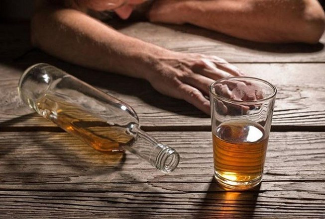 Các loại đồ uống chứa cồn: Đối với việc uống rượu: Nếu bạn uống ít thì cũng không có vấn đề gì đáng lo. Tuy nhiên, nếu bạn uống quá nhiều rượu hay những đồ uống chứa cồn sẽ làm bệnh thận nặng hơn.