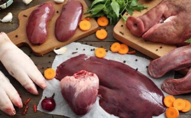 Nội tạng động vật: Trong nội tạng của bất kì loại động vật nào cũng đều có hàm lượng purine cao. Nếu ăn nhiều nội tạng động vật, thận sẽ gặp khó khăn trong việc thải lọc ra tất cả các chất thải, protein, purine... Điều này có thể gây ra bệnh gout, sỏi thận và về lâu dài sẽ dẫn tới suy thận.