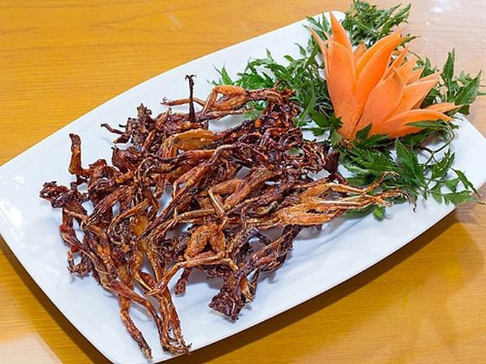 Thực chất “ vũ nữ chân dài” chính là cách gọi khác của món khô nhái. Người dân miền Tây bật mí, món ăn này ban đầu có xuất xứ từ Campuchia. Điều quan trọng của món ăn chính là khâu lựa chọn nhái. Nhái được chọn phải là loại nhái cơm, nhỏ, được bắt từ đồng, thịt săn chắc.