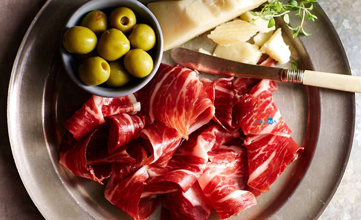 Giăm bông Jamón Serrano cực kỳ nổi tiếng mỗi khi nhắc đến ẩm thực Tây Ban Nha. Nó có giá trị dinh dưỡng rất cao, dễ dàng tìm thấy trong siêu thị hay các cửa hàng. Ở Tây Ban Nha có vô vàn những loại giăm bông khác nhau nhưng được ưa chuộng nhất vẫn phải kể đến đặc sản bất hủ là giăm bông Serrano. Ảnh: Internet.