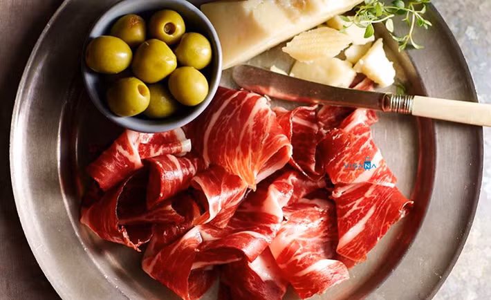 Giăm bông Jamón Serrano cực kỳ nổi tiếng mỗi khi nhắc đến ẩm thực Tây Ban Nha. Nó có giá trị dinh dưỡng rất cao, dễ dàng tìm thấy trong siêu thị hay các cửa hàng. Ở Tây Ban Nha có vô vàn những loại giăm bông khác nhau nhưng được ưa chuộng nhất vẫn phải kể đến đặc sản bất hủ là giăm bông Serrano. Ảnh: Internet.
