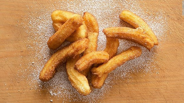 Churros là một món ăn nhẹ rất phổ biến, được làm từ bột rán, cắt thành những thanh có hình dạng xúc xích, và lăn qua đường, nhìn na ná những chiếc quẩy đường của Việt Nam.