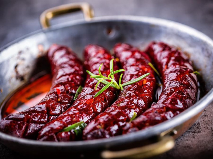 Chorizo là một loại xúc xích cay xuất hiện nhiều nhất trong các bữa ăn gia đình tại Tây Ban Nha. Với hương vị đậm đà, cái giòn dai hoà quyện ăn ý với độ béo thơm mà những phần xúc xích này sẽ mang đến cho bạn một hương vị mới mẻ khác lạ. Khi cho vào miệng, cái cay nồng bung tỏa làm ai cũng phải "thổn thức".