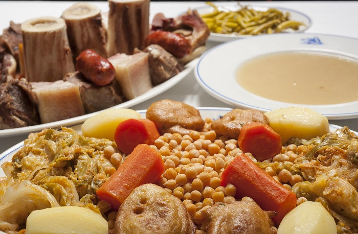 Món hầm Cocidos: Được chế biến từ rau tươi, rau khô và các loại thịt, món hầm Cocidos được du khách thưởng thức nhiều nhất tại Tây Ban Nha với mùi vị cho đến cách chế biến cũng đủ để níu chân du khách.