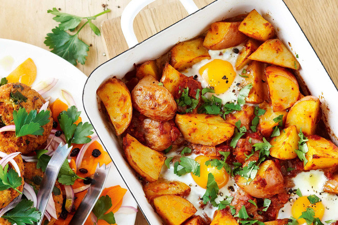 Patatas Bravas là một sự sáng tạo vô cùng đặc sắc từ khoai tây của ẩm thực xứ sở bò tót này. Tùy từng vùng sẽ có những cách kết hợp khác nhau nhưng một phần Patatas Bravas là phép cộng hoàn hảo của khoai tây chiên thấm đượm trong nước sốt bravas, một hỗn hợp làm từ pimentón, dầu ô liu và kem sữa.