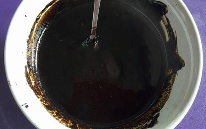 Hỗn hợp tẩy da chết cho mặt, toàn thân từ than hoạt tính: Đun chảy bơ shea rồi khuấy đều với dầu thầu dầu, dầu hạt dẻ và sữa tắm trẻ em. Đợi hỗn hợp nguội bớt thì cho thêm các loại tinh dầu và khuấy đều. Ảnh: Cooky.vn.