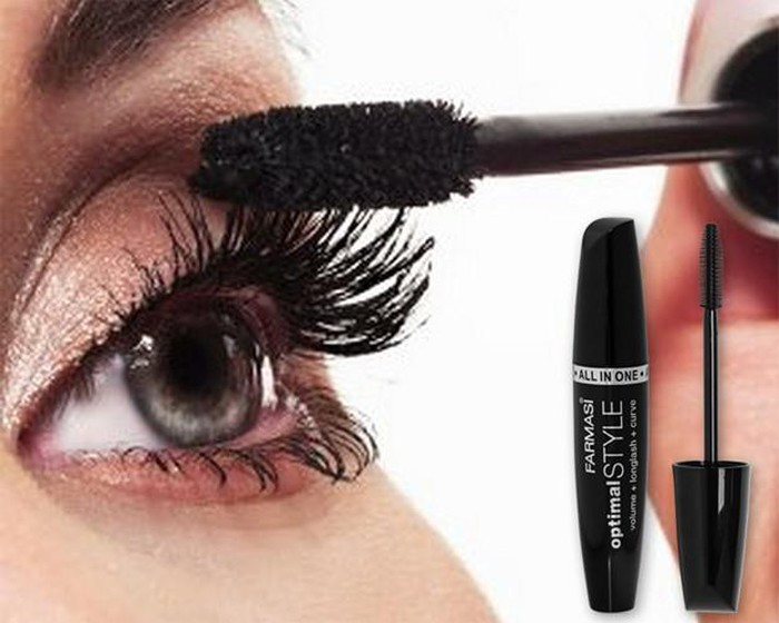 Làm mascara dưỡng mi bằng than hoạt tính và dầu dừa: Đầu tiên bạn cho 4 viên nén bột than hoặc lượng than tre hoạt tính tương đương vào bát thủy tinh. Cho tinh bột ngô vào bột than rồi trộn thật đều tay. Kế đó cho thêm 3 – 4 giọt dầu dừa nguyên chất rồi trộn lại hỗn hợp này thật nhuyễn. Tiếp đến bạn thêm vào hỗn hợp nước đóng chai và khuấy đều. Sau đó, đổ hỗn hợp vào lọ mascara và chờ một giờ. Ảnh: thanhoattinhquan9.blogspot.com.