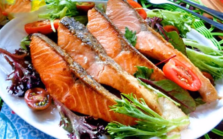 Bổ sung thực phẩm giàu axit béo Omega-3: Axit béo Omega-3 là loại chất béo không bão hòa giúp bảo vệ sức khỏe trái tim, giảm mức cholesterol xấu. Loại chất béo này được tìm thấy nhiều trong các loại thực phẩm như cá hồi, cá thu, cá trích, cá ngừ, các chất bổ sung dầu cá và tôm.