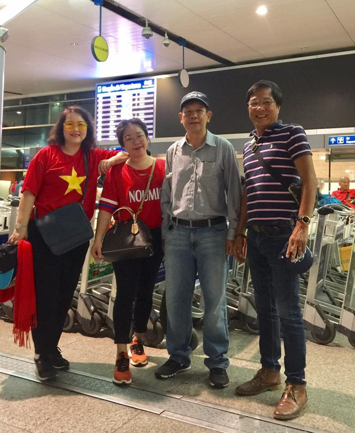 Anh thường mặc áo phông kẻ trẻ trung.