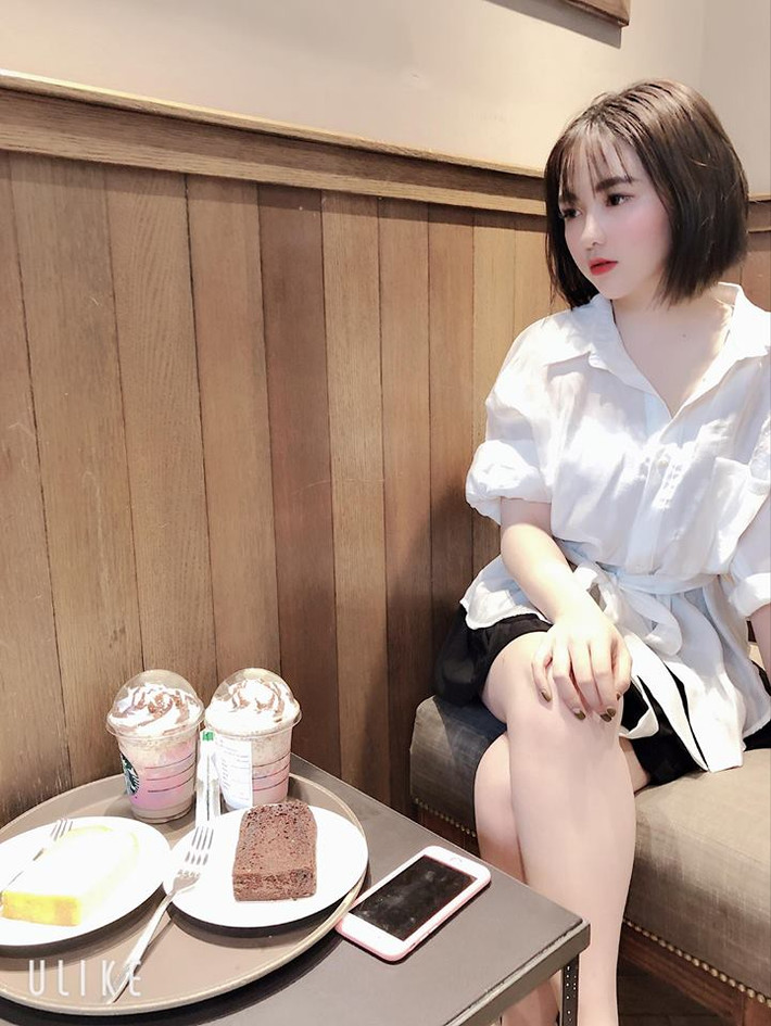 Cô nàng này gây ấn tượng với gương mặt baby và làn da trắng trẻo.