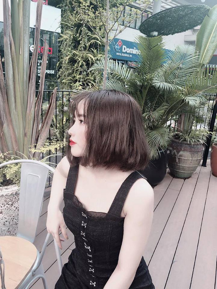 Váy hai dây là trang phục thường thấy của Hà Phương.