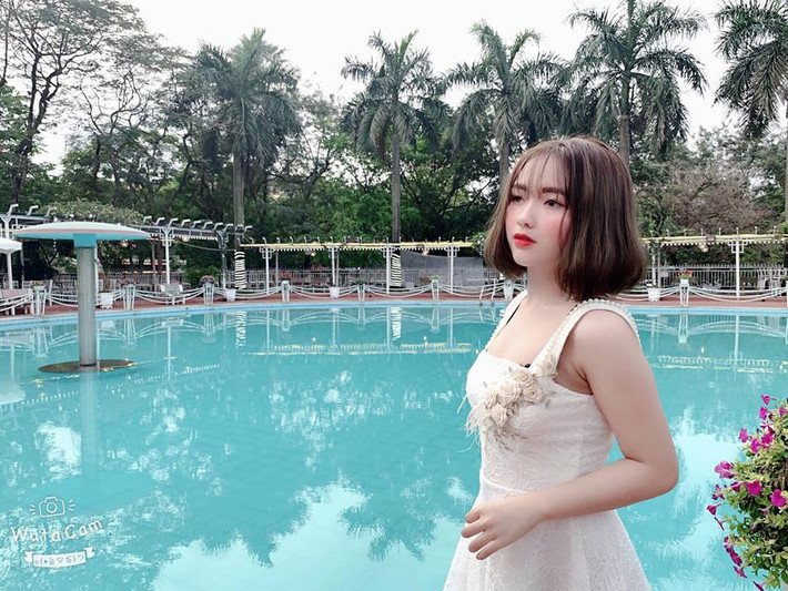 Trang phục của cô chủ yếu gồm hai tông màu đen trắng.