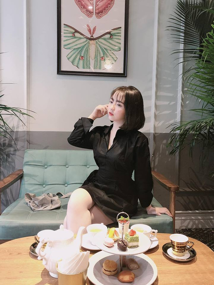 Chiếc váy đen ngắn tôn lên làn da trắng của cô. Ảnh: FBNV.