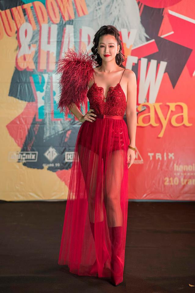 Chiếc đầm đỏ hai dây với phần chân váy mỏng manh khiến mỹ nhân phim Vợ Ba toát lên sự quyến rũ khó tả.