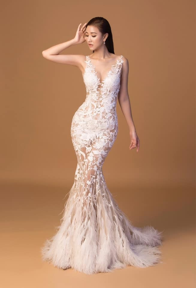 Kiểu váy ren xuyên thấu giúp người đẹp khoe hình thể bốc lửa.