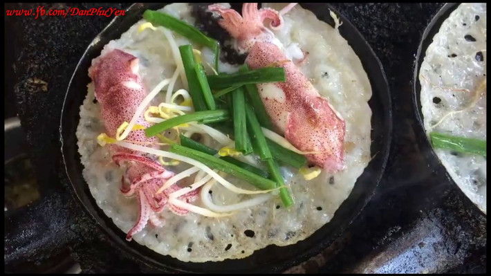 Khác với những nơi khác, bánh xèo Phú Yên vỏ hơi mềm, ướt. Bạn có thể chọn nhân tôm, mực, thịt. Vị thơm của rau gia vị, vị béo ngậy của bánh xèo, bánh tráng ướt dai dai bùi bùi chấm với nước mắm dầm ớt cay đặc trưng tạo nên hương vị khó quên của bánh xèo hải sản xứ Nẫu.