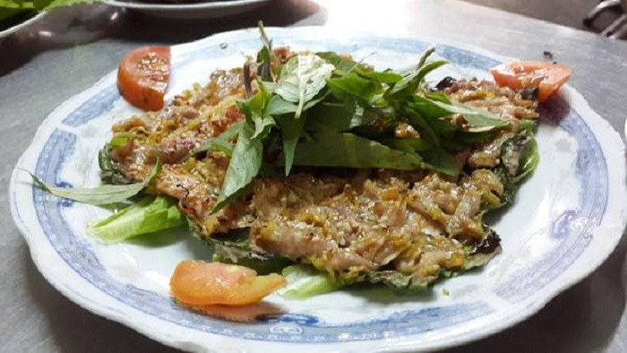 Thịt dê núi Chóp Chài: Không chỉ nổi tiếng với những món ăn từ biển, Phú Yên còn nổi tiếng với những món ăn từ núi rừng. Từ thịt dê, những người đầu bếp tại đây có thể chế biến được thành nhiều món ăn khác nhau như dê hấp, dê nướng, lẩu dê, các món xào,…