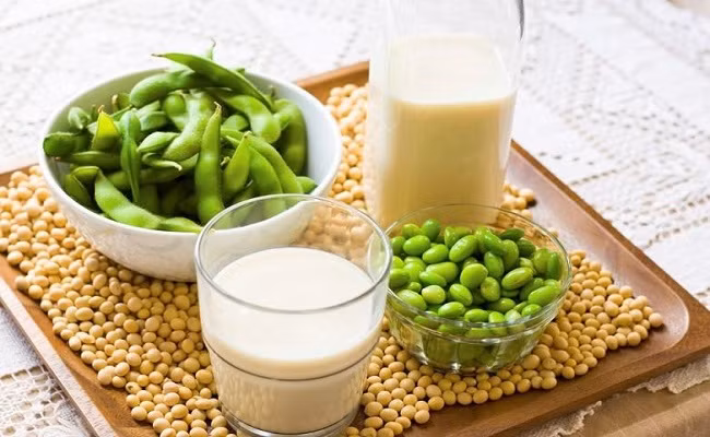Thực phẩm từ đậu nành: Một số loại thuốc, mang thai, mãn kinh… có thể gây khô âm đạo do giảm lượng estrogen trong cơ thể. Thực phẩm từ đậu nành, giàu estrogen hỗ trợ ngăn ngừa khô âm đạo.