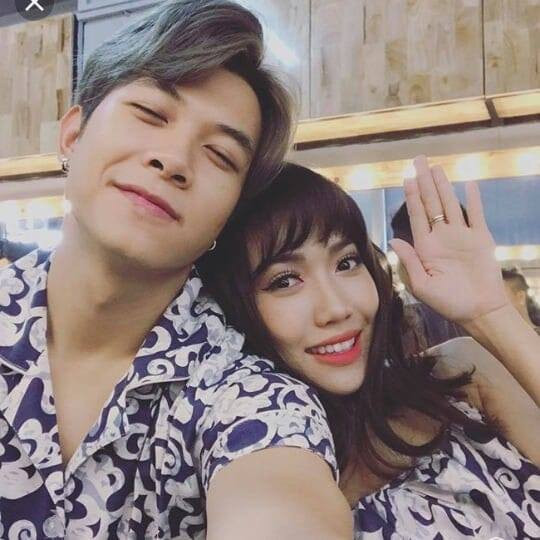 Từ đi chơi hay đi sự kiện, cặp đôi rất chăm diện đồ đôi ton sur ton.