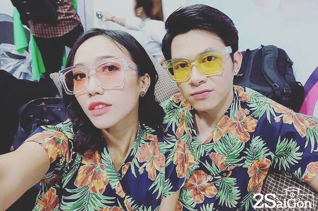 Hai diễn viên rất chăm diện các kiểu áo hoa lá.