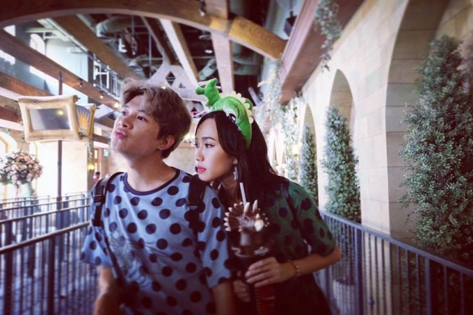 Lần khác, họ diện áo chấm bi to.