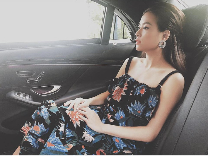 Hoàng Thùy Linh không ngại diện váy hai dây khoe bờ vai nõn nà.