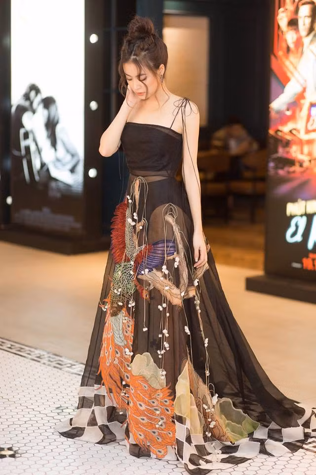Nữ diễn viên "Nhật ký Vàng Anh" diện bộ cánh xuyên thấu hở bạo đi sự kiện.