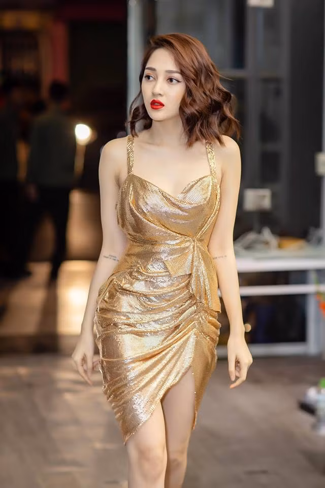 Chiếc đầm hai dây lấp lánh giúp cô nàng khoe vóc dáng đồng hồ cát.