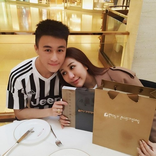 Chàng thiếu gia thể hiện tình yêu bóng đá qua cách ăn diện.