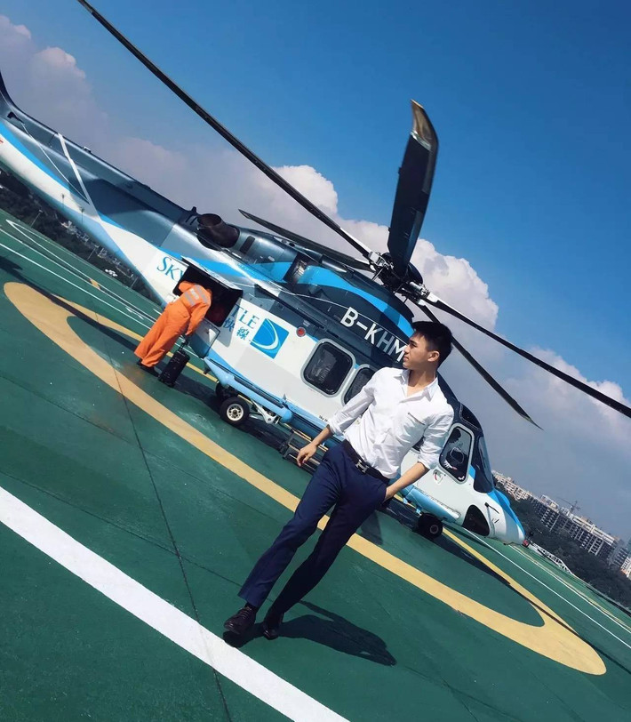 Mario thường ghi điểm với quần âu, áo sơ mi trắng.