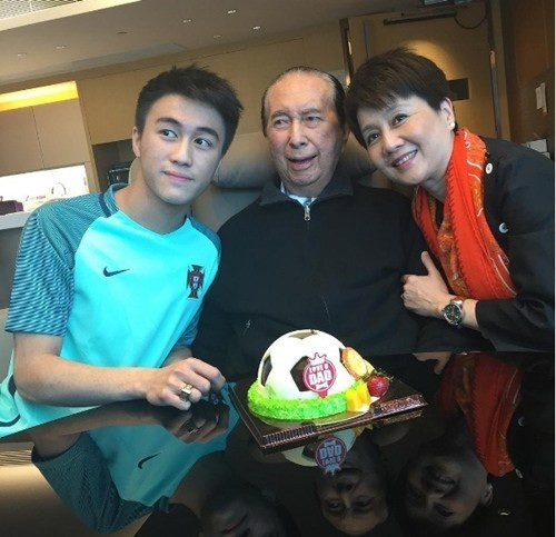 Mario Ho sinh năm 1995, được nhận xét là chàng thiếu gia có ngoại hình đẹp nhất trong số 5 người con trai của ôm trùm 95 tuổi. Trong ảnh là chàng thiếu gia chụp cùng bố mẹ.