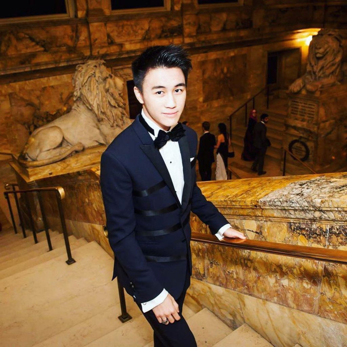 Chàng thiếu gia trẻ thường xuyên diện suit bảnh bao.