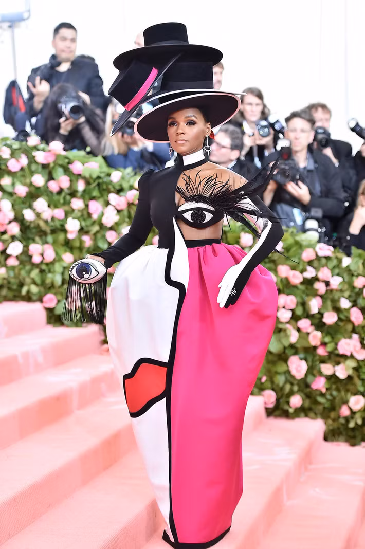 Janelle Monae trong bộ đầm phồng của Christian Siriano với điểm nhấn là con mắt ở ngực.