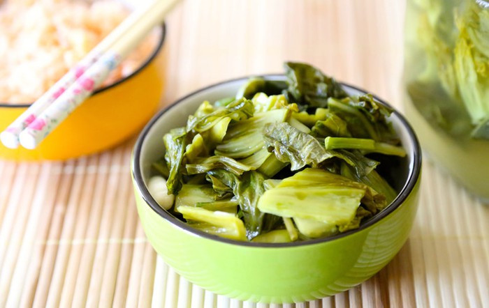 Rau sống nhặt hết lá úa, rửa sạch, ngâm lại với nước muối loãng khoảng 15 phút. Hành, rau răm, thì là thái nhỏ. Ớt cắt lát. Phi thơm hành với chút dầu ăn rồi cho cá vào đảo đều, nhớ đảo nhẹ tay để tránh cá nát. Khi cá đã săn lại thì rưới nước sốt cà chua lên trên để sôi 2 phút rồi cho thêm chút gia vị và 1 bát nước to vào nồi đun nhỏ lửa để nước canh cá sôi. Ảnh: jamja.vn.